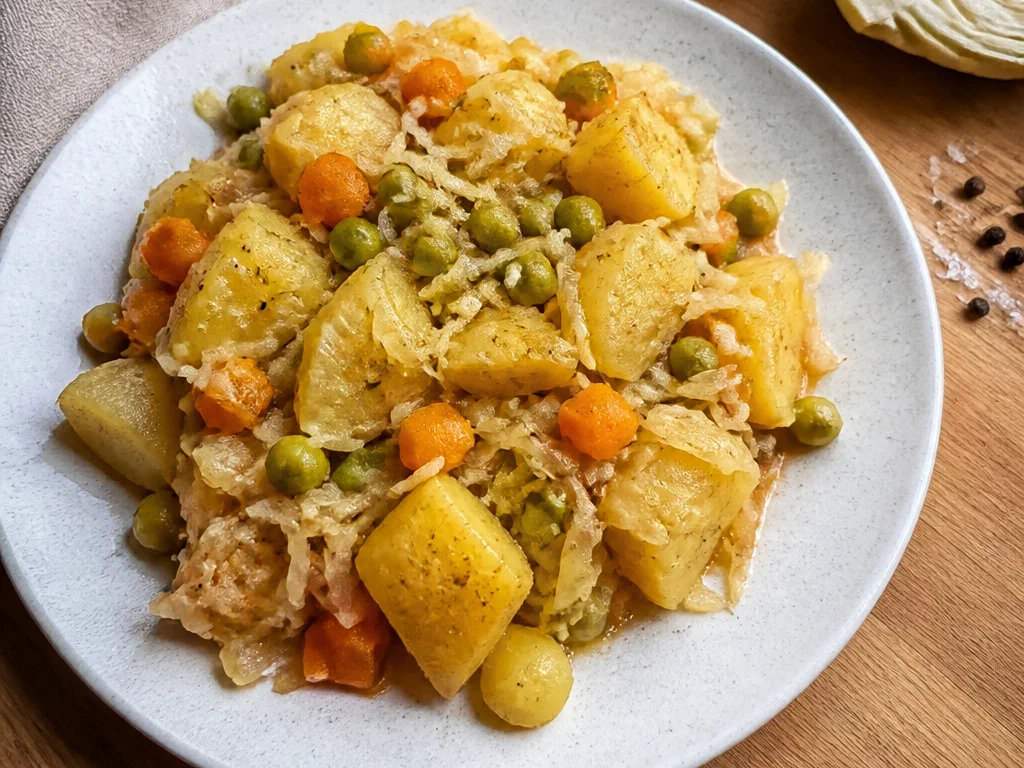 Овощное рагу с картофелем, капустой и горошком — готовое блюдо