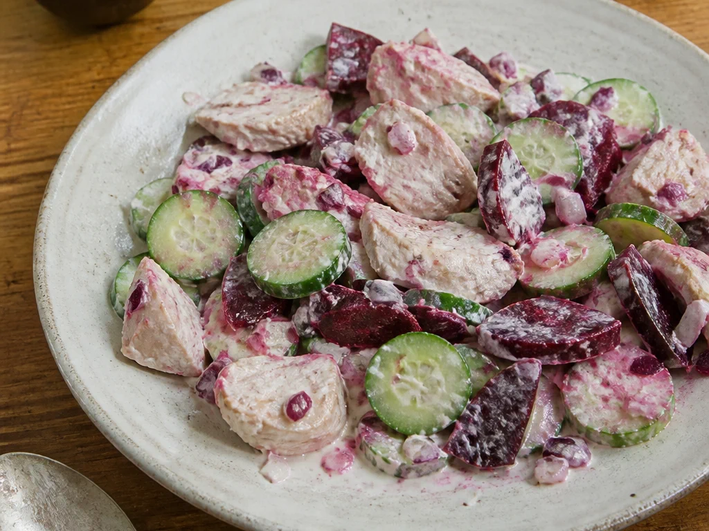 Салат с курицей и огурцом со свёклой и луком — готовое блюдо