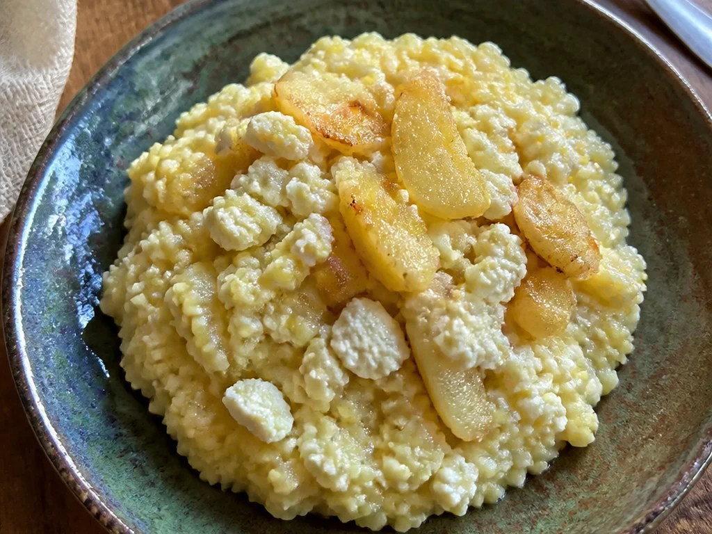 Пшённая каша с творогом и яблоком — готовое блюдо