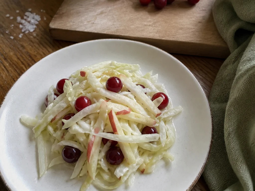 Капустная закуска с яблоком и клюквой — готовое блюдо