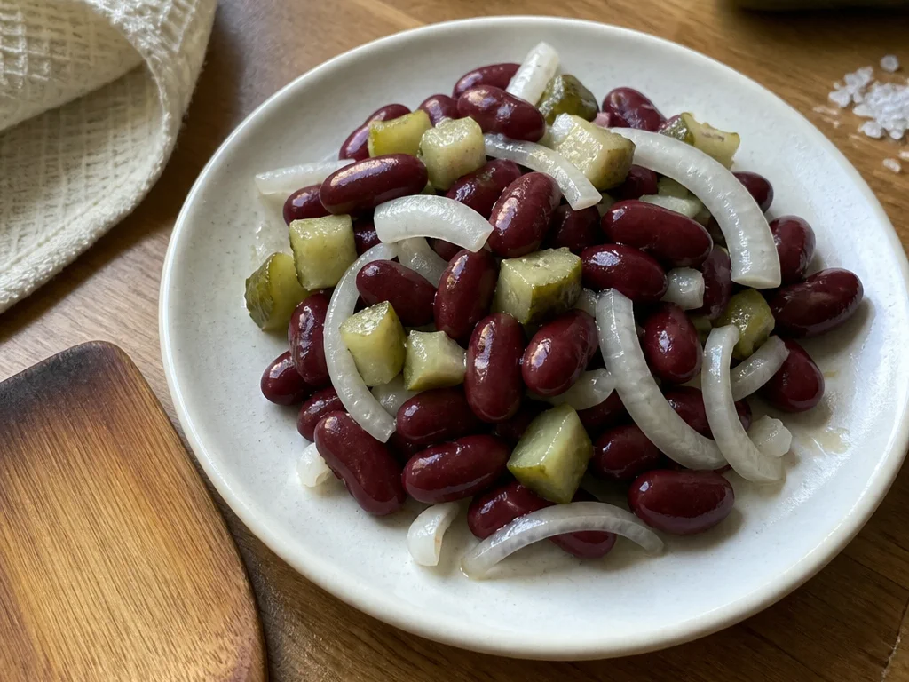 Фасолевая закуска с луком и огурцом — готовое блюдо