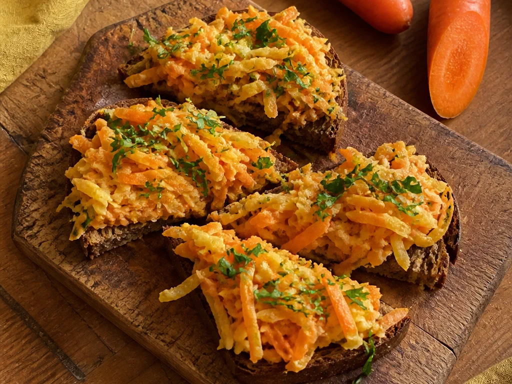 Ржаной тост с морковью, сыром и чесноком — готовое блюдо