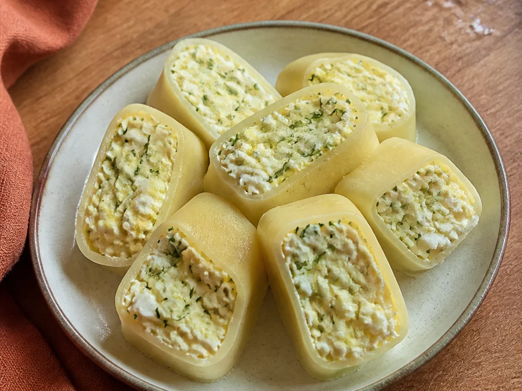 Сырные рулетики с яйцом и укропом — готовое блюдо