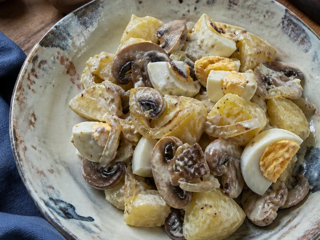 Салат с яйцом и картофелем с шампиньонами и луком — готовое блюдо