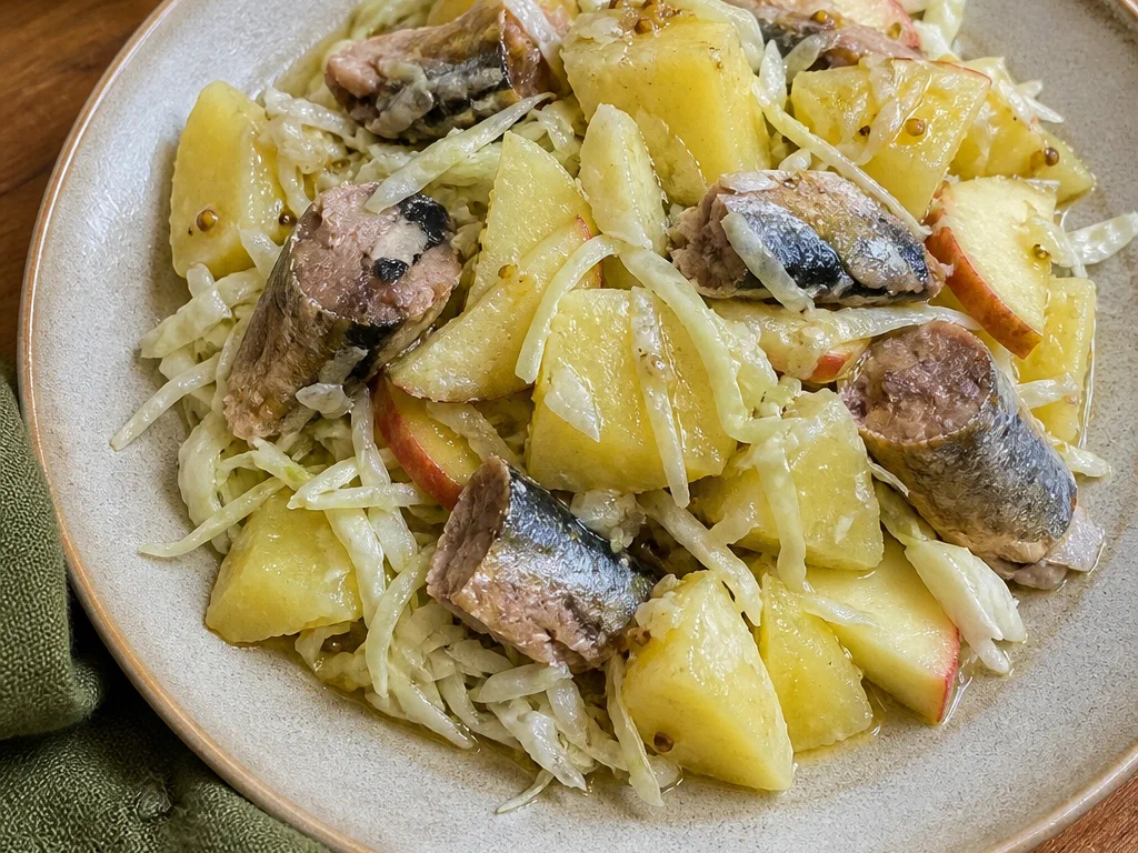 Салат с рыбой и картофелем с капустой и яблоком — готовое блюдо