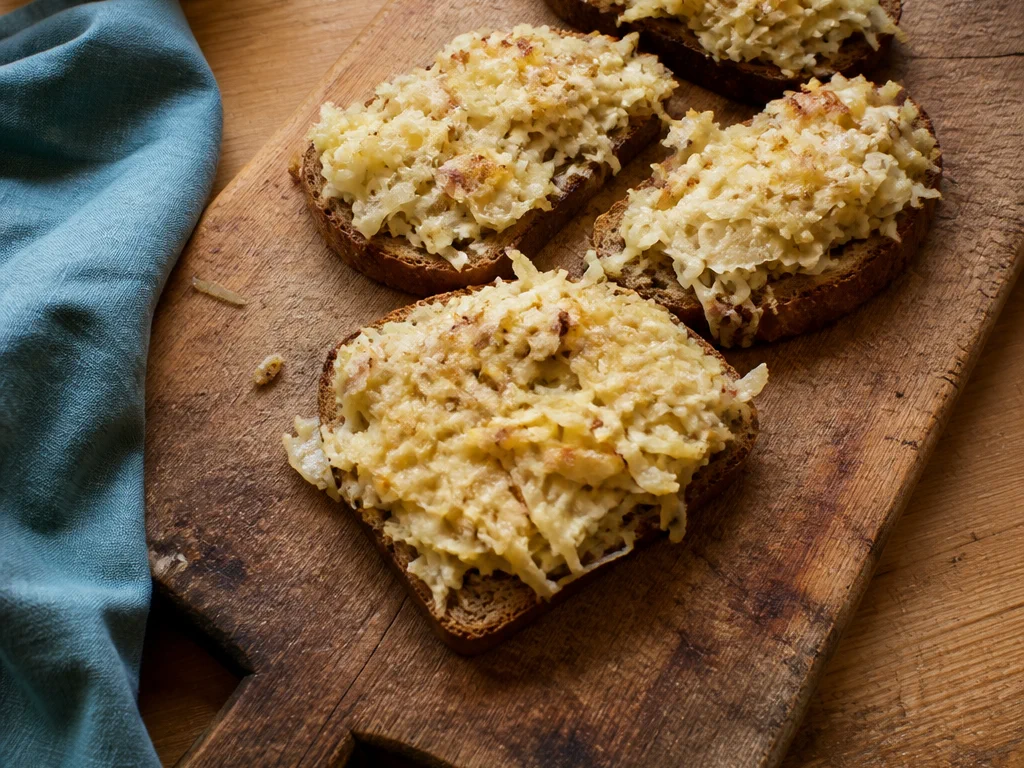 Горячие бутерброды с капустой и яйцом — готовое блюдо
