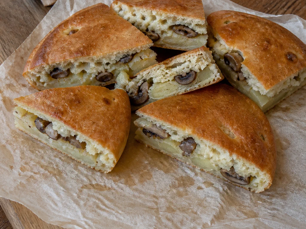 Заливной пирог с картофелем и грибами — готовое блюдо