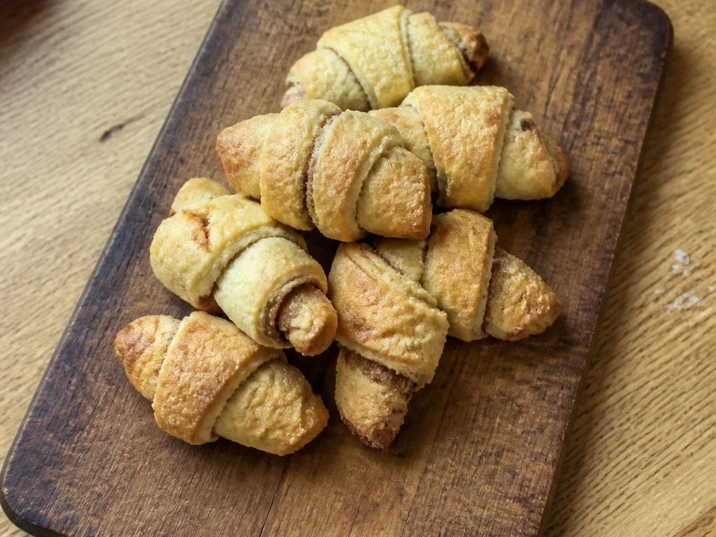 Творожные рогалики с корицей и сахаром — готовое блюдо