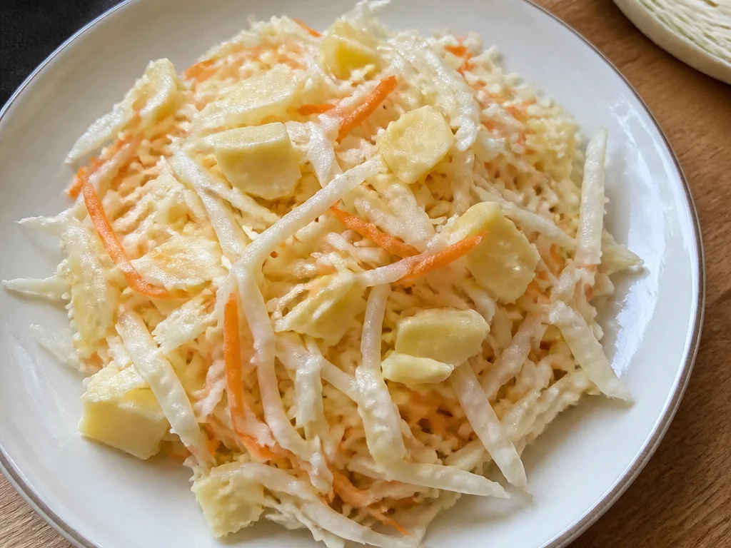 Салат из капусты и моркови с сыром и чесноком — готовое блюдо