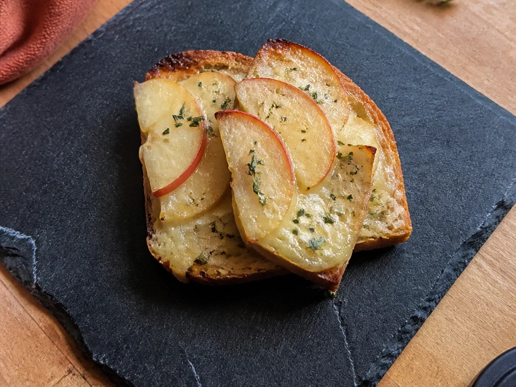 Тост с сыром и яблоком — готовое блюдо