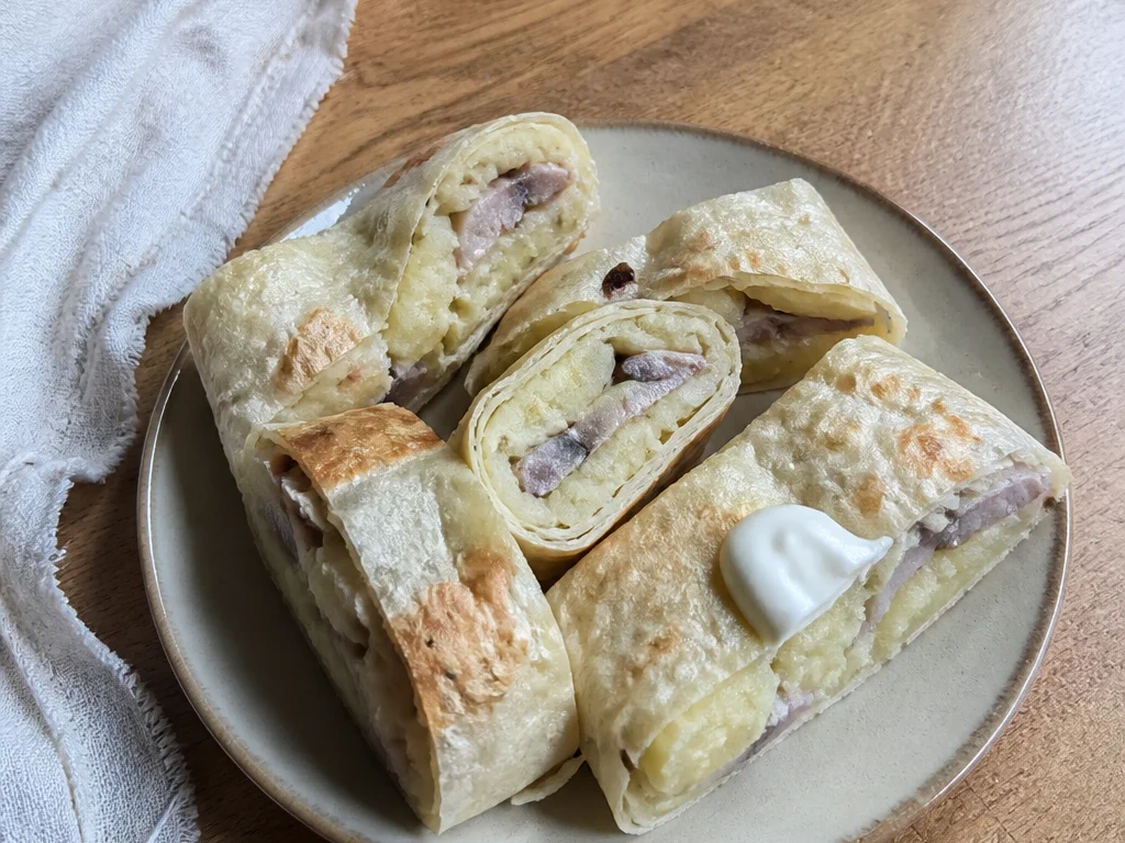 Рулетики из лаваша с картофелем и сельдью — готовое блюдо
