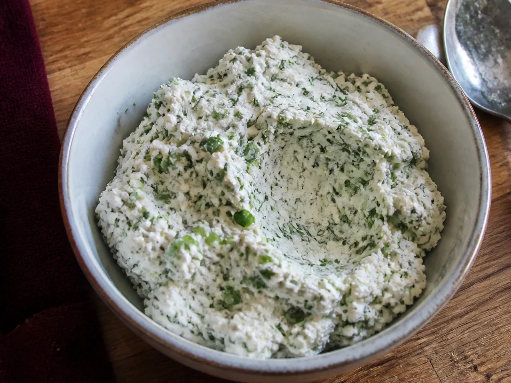 Творожная начинка с укропом и зелёным луком — готовое блюдо