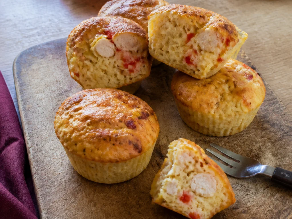 Несладкие маффины с курицей и перцем — готовое блюдо