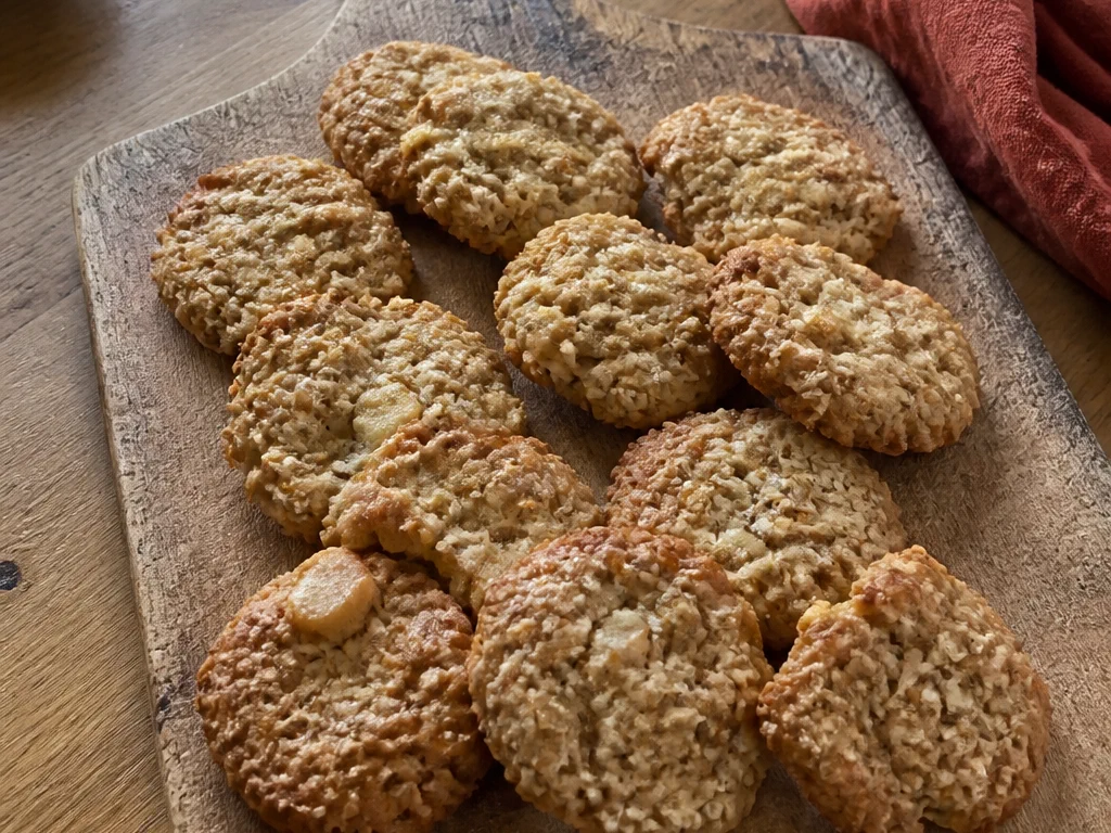 Овсяное печенье с яблоком и корицей — готовое блюдо