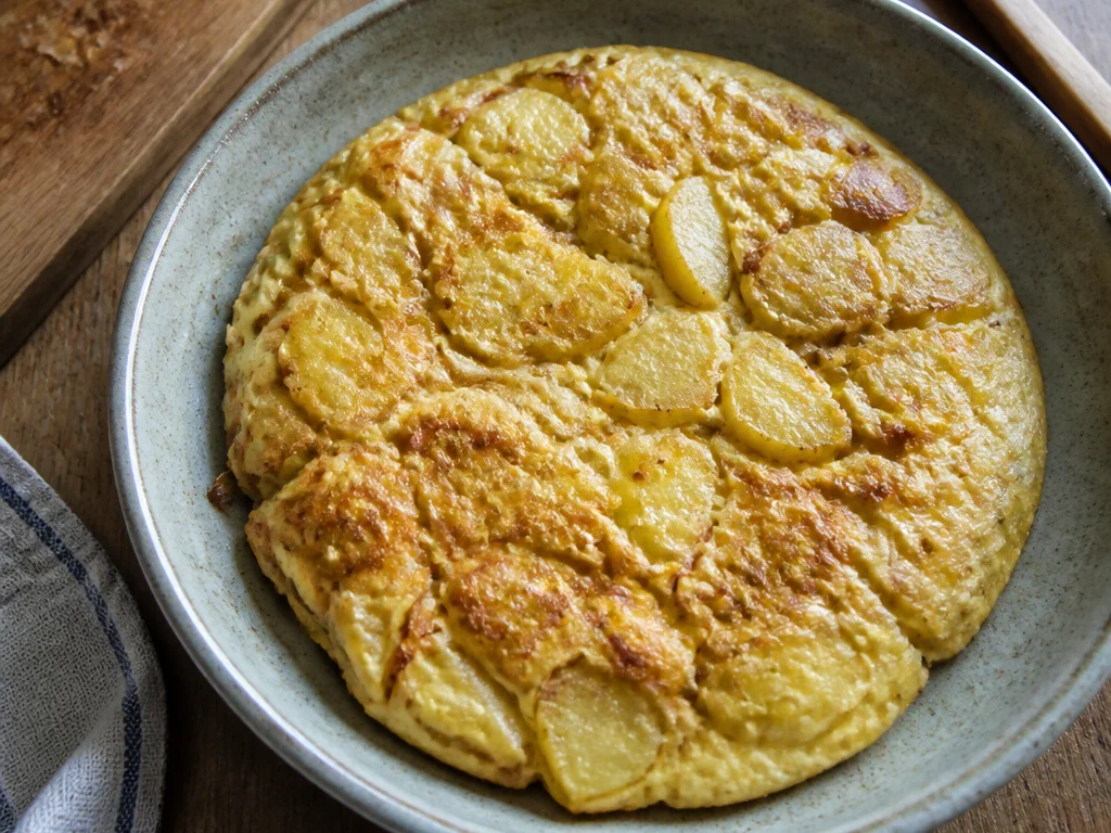 Омлет с картофелем и луком — готовое блюдо