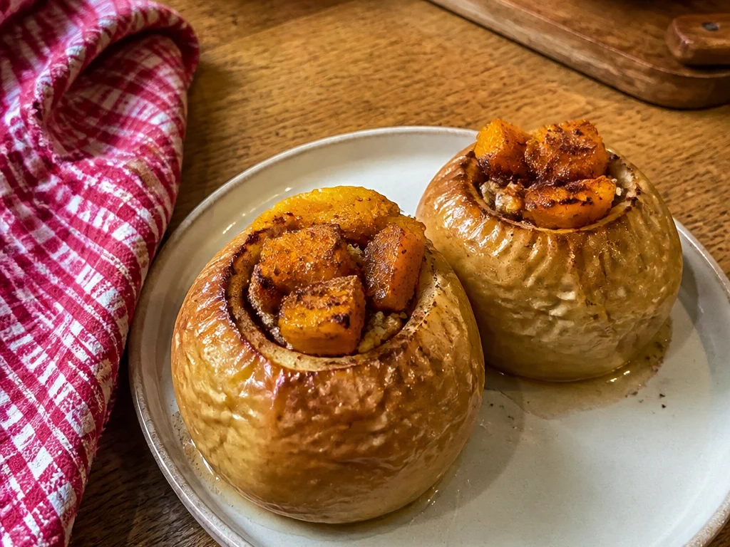 Запечённые яблоки с тыквой и корицей — готовое блюдо