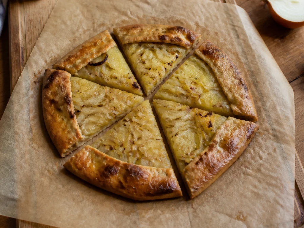 Ржаная галета с картофелем и луком — готовое блюдо