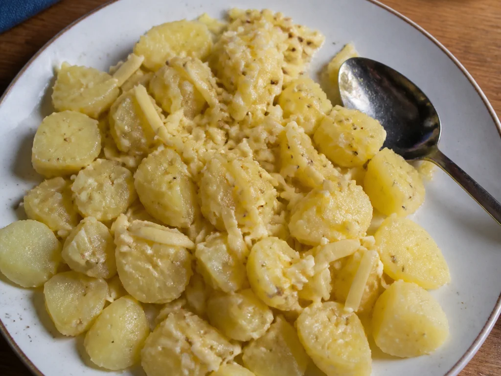 Картофельный салат с сыром и чесноком — готовое блюдо