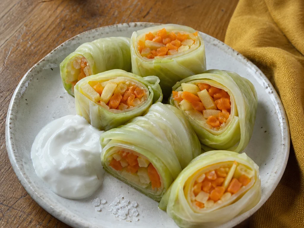 Капустные рулетики с морковью и яблоком — готовое блюдо