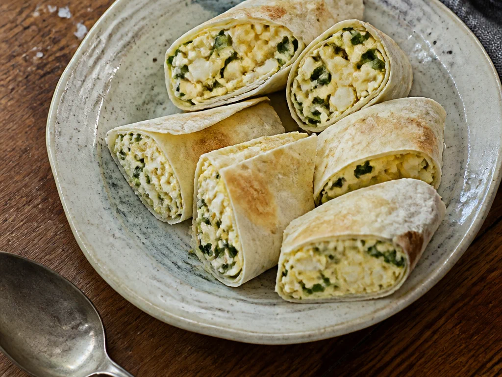 Рулетики из лаваша с яйцом и зелёным луком — готовое блюдо