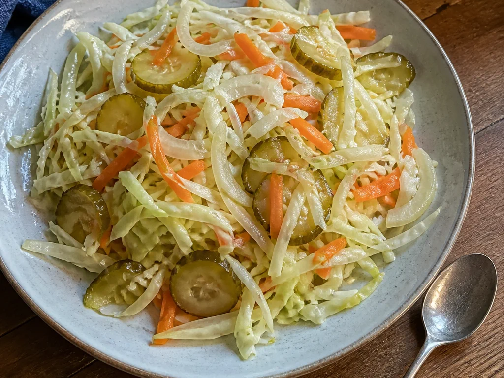 Салат из капусты и моркови с солёным огурцом и луком — готовое блюдо