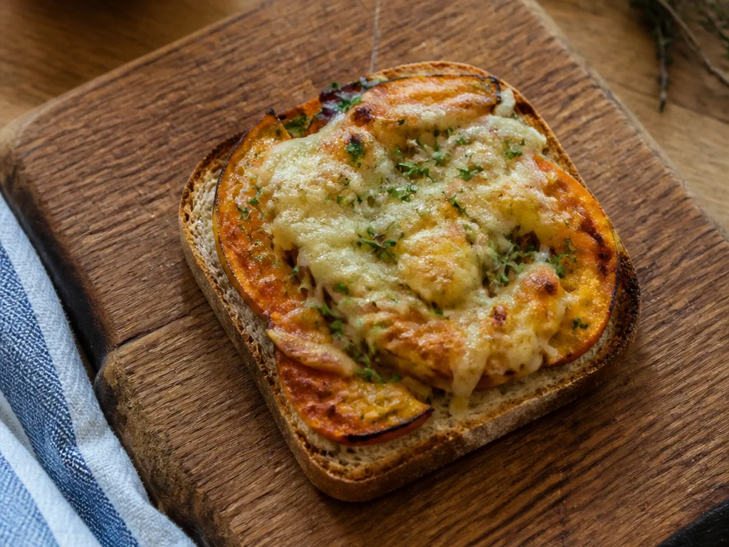 Тост с печёной тыквой и сыром — готовое блюдо